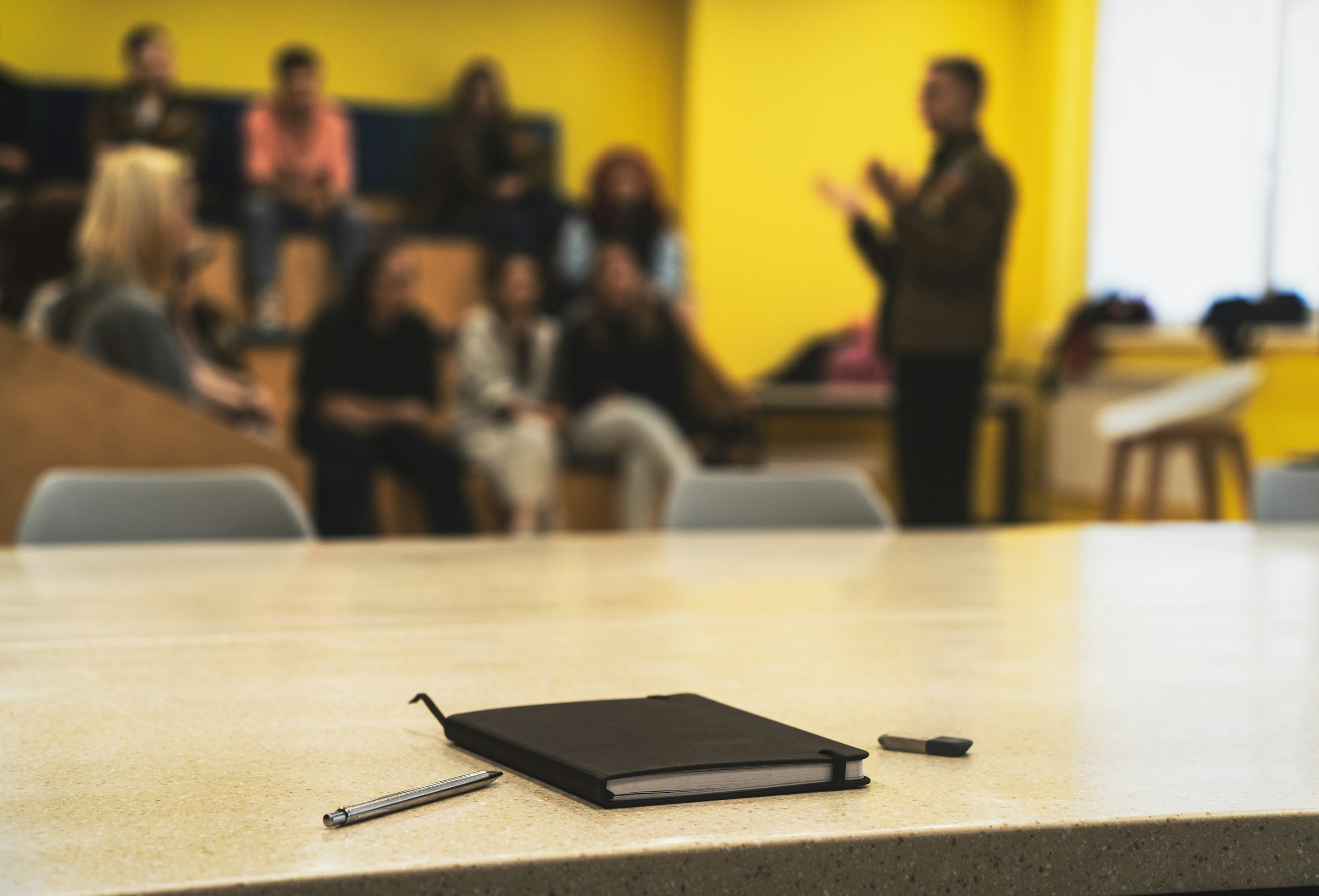 Cuaderno y materiales preparados para una sesión de aprendizaje