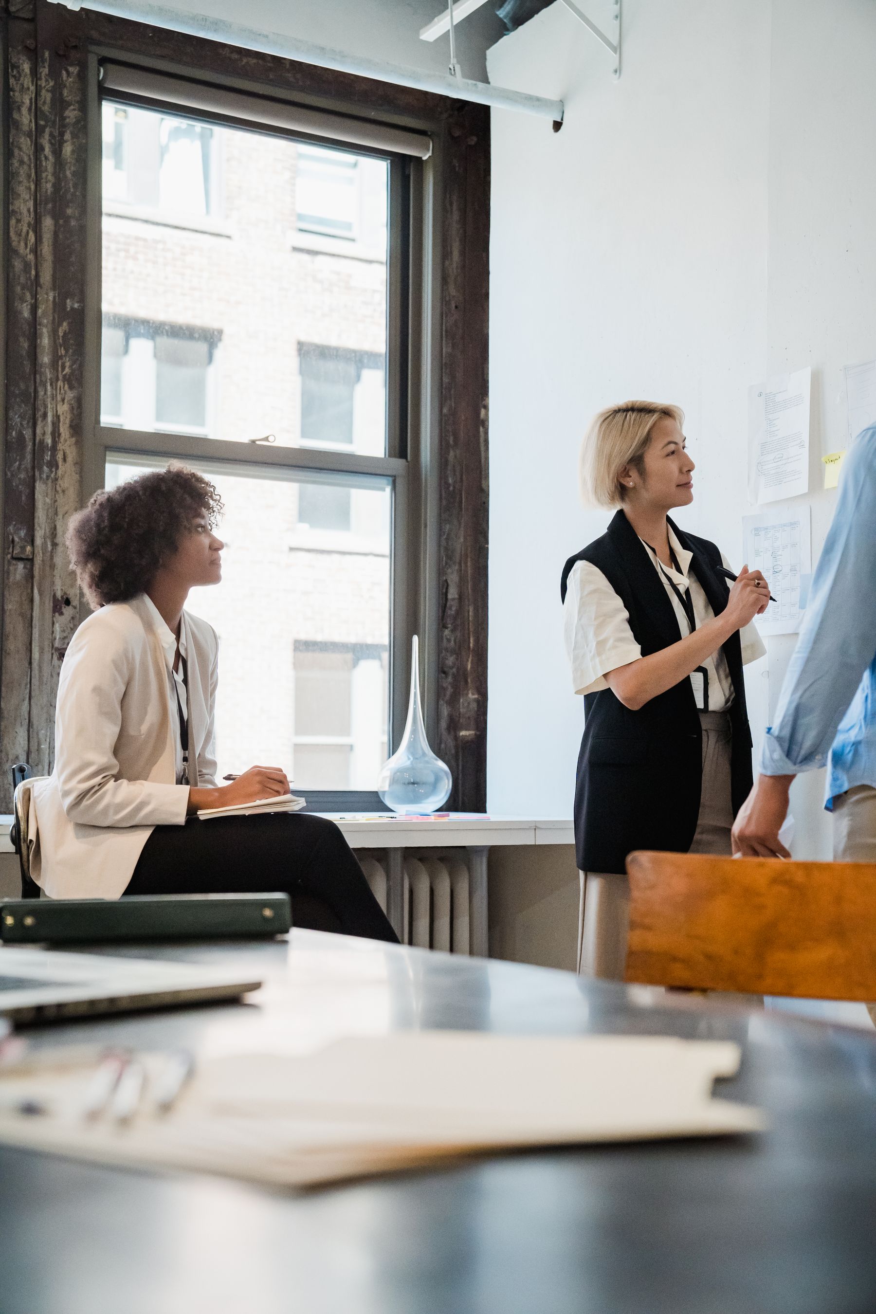 Personas aprendiendo y trabajando con tecnología
